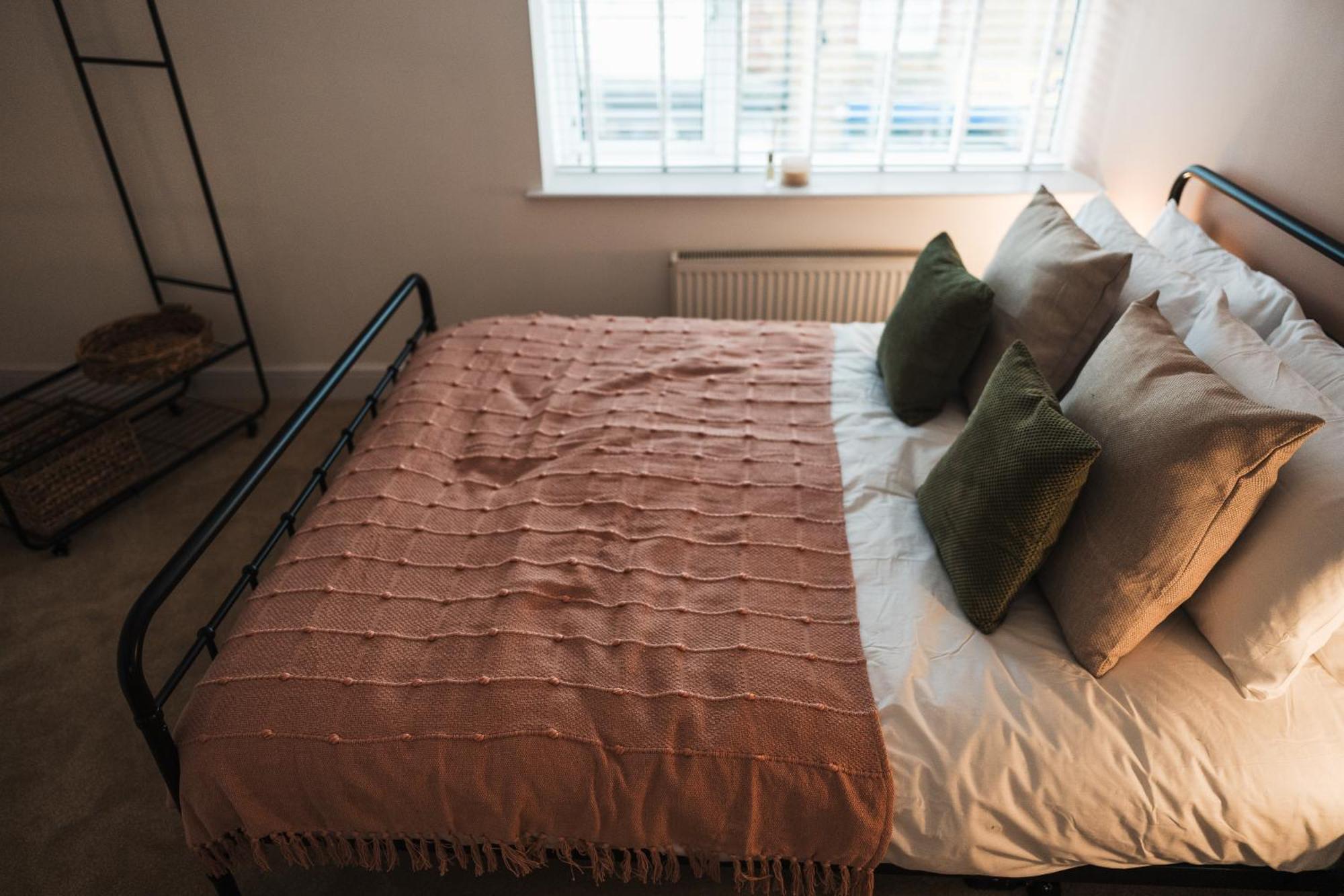 Feature Stone, Stunning Apartment, 2 X King Beds And Single, Sleeps 5 Castle Cary Exterior foto